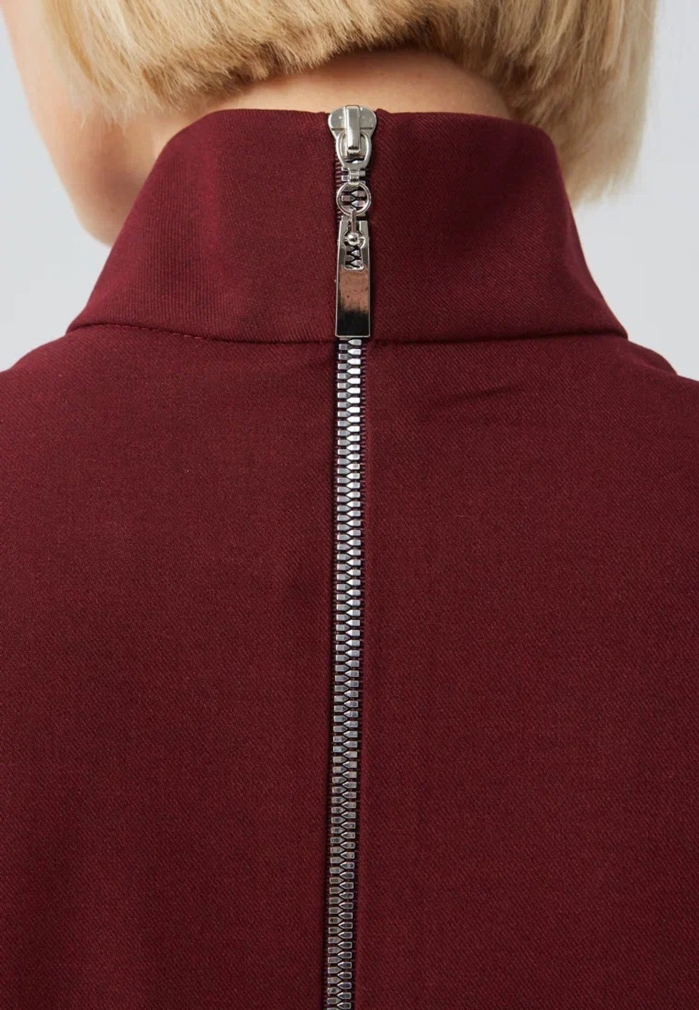 Платье с воротником-стойкой