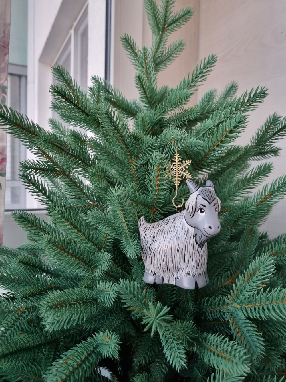 Фарфоровая игрушка козочка серая