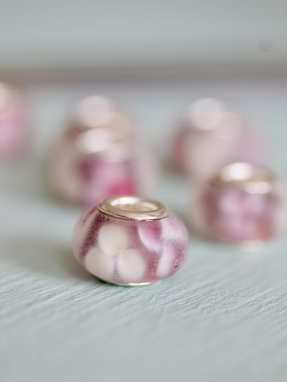 Бусина типа Пандора (Pandora) лэмпворк матовая темно-розовая с цветочками внутри