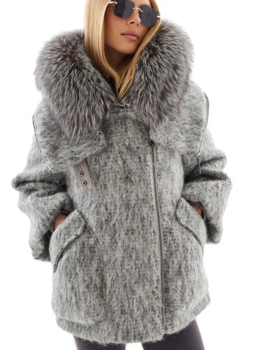 Серый пуховик из шерсти с капюшоном и мехом лисы