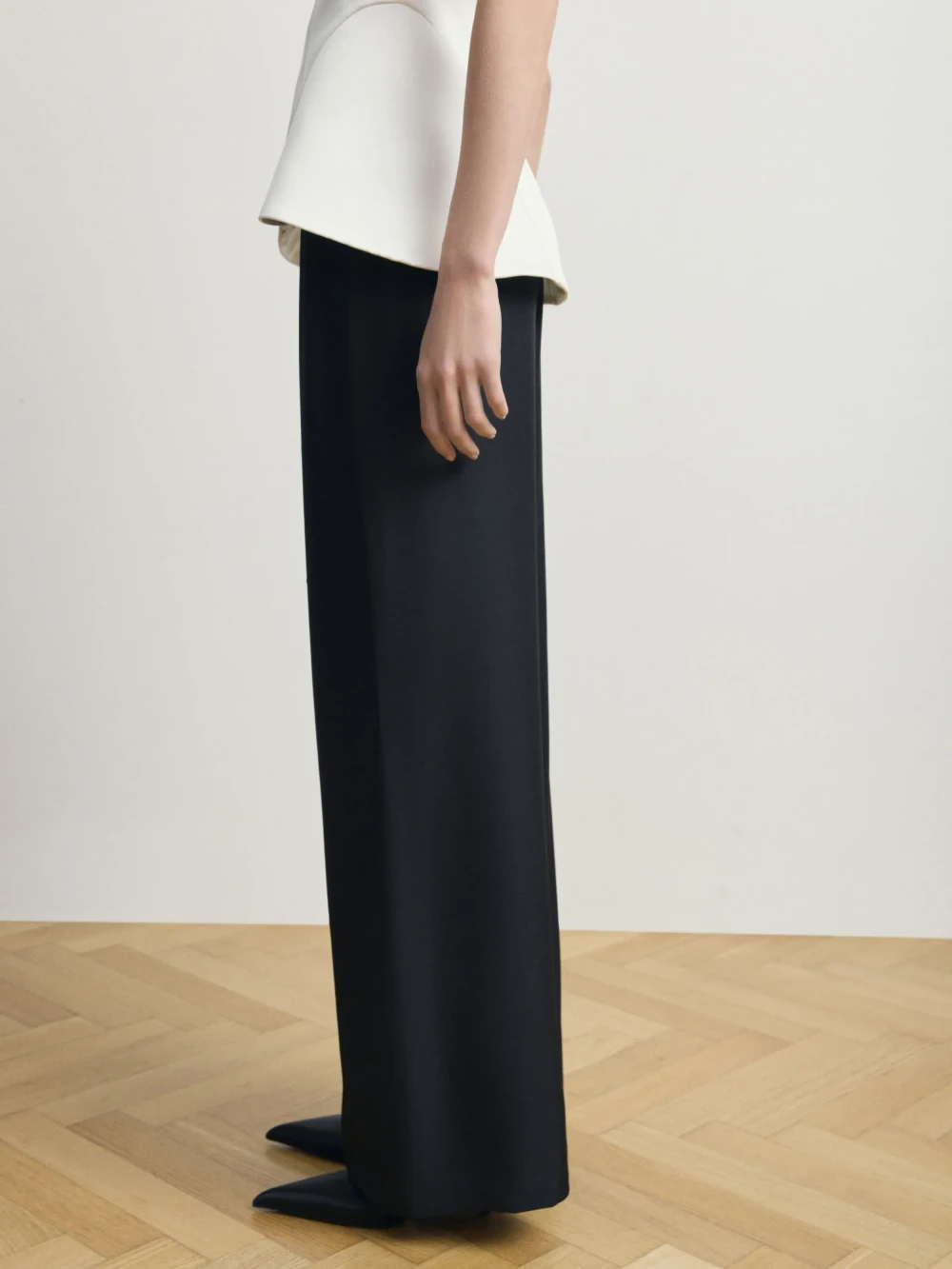 Молочный корсетный топ из атласа 