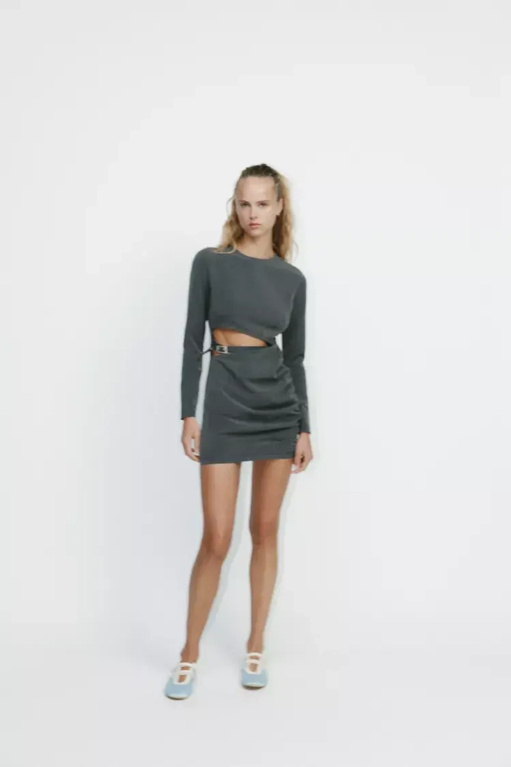 ZARA ПЛАТЬЕ С ВЫРЕЗАМИ И ХЛЯСТИКОМ, СЕРЫЙ