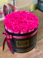 Розовые розы в черной подарочной коробке "Maison des Fleurs"