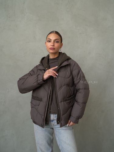 Шоколадный пуховик с трикотажной манишкой