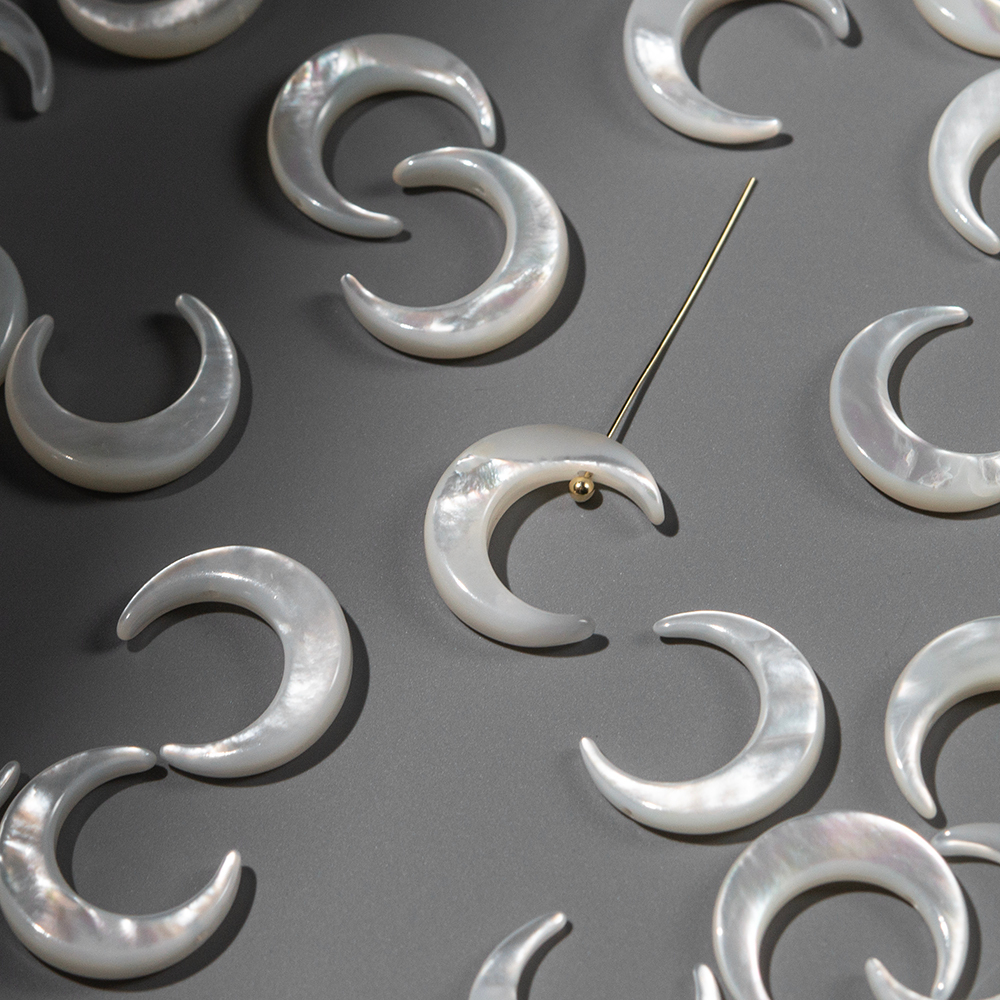 Лунница из перламутра морских ракушек, 15*13мм, белая