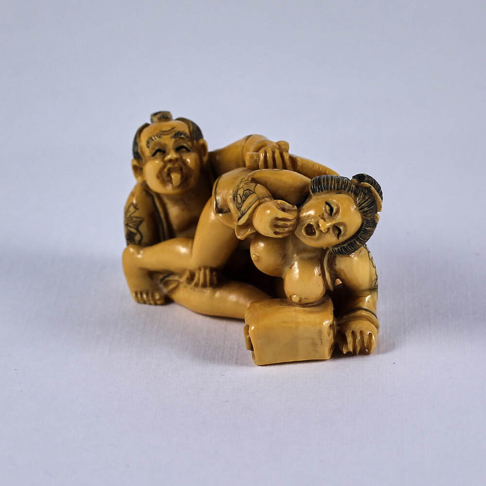 Эротическая статуэтка нэцкэ Сексуальные ласки