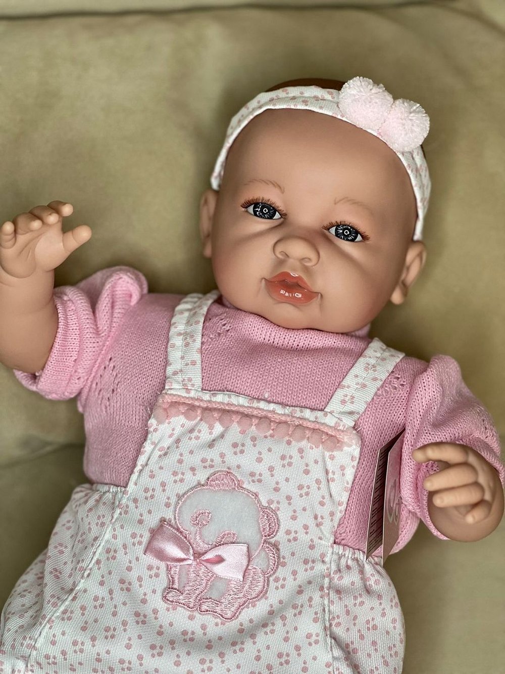 Кукла Berbesa мягконабивная 50см Sara с пледом (5217K)