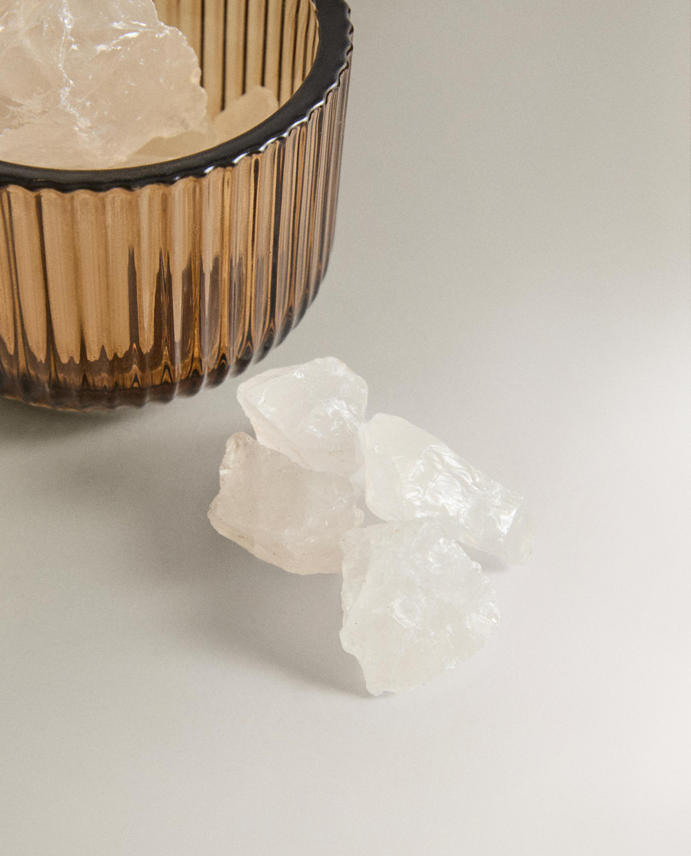 Zara Home Аромадиффузор набор: эфирное масло Majestic Oud 15 мл, вулканические камни и керамическая чаша, восточный древесный аромат, Коричневый