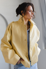 Бомбер из эко-кожи лимонный