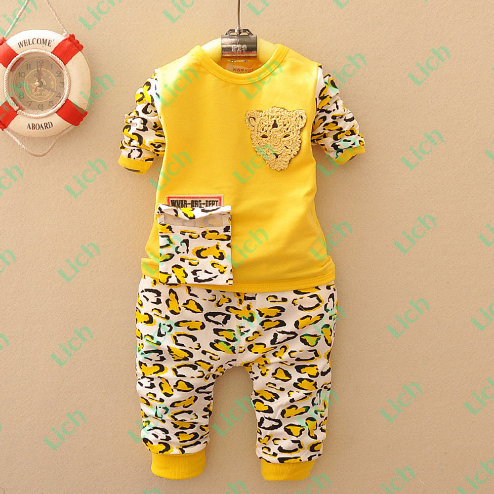 Комплект детский из толстовки и брюк с анималистическим принтом