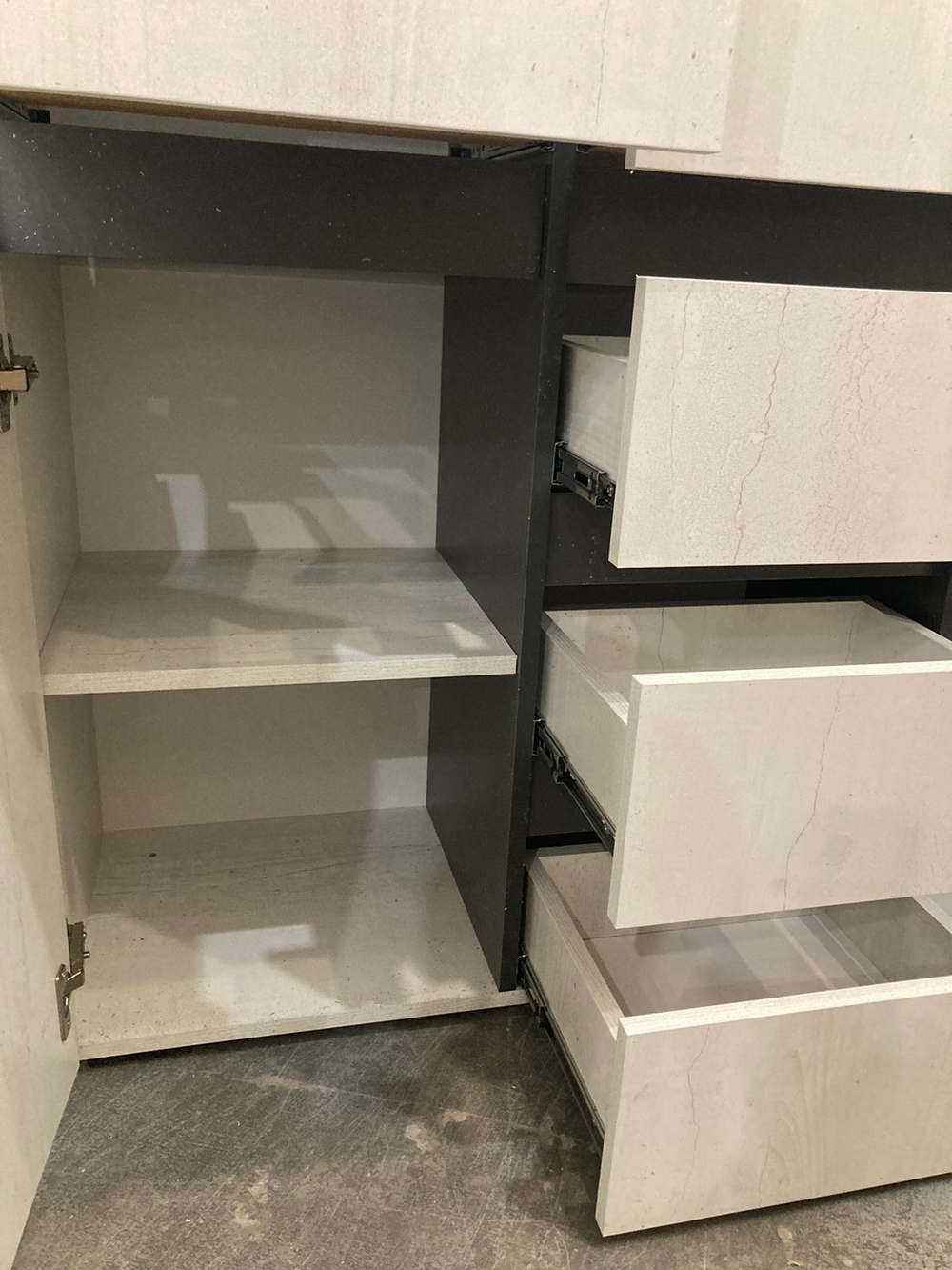 Комод Мрия КМ-15 Бетон пайн светлый/графит