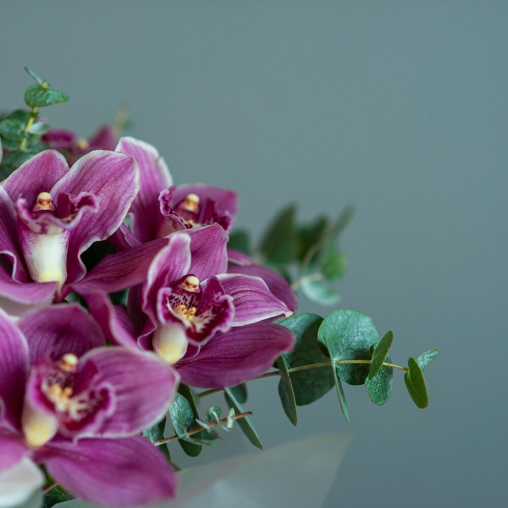 Шляпная коробка с орхидеей и эвкалиптом