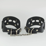 Черные кожаные наручники Цезарь с цепочкой на карабинах (Цвет: черный)