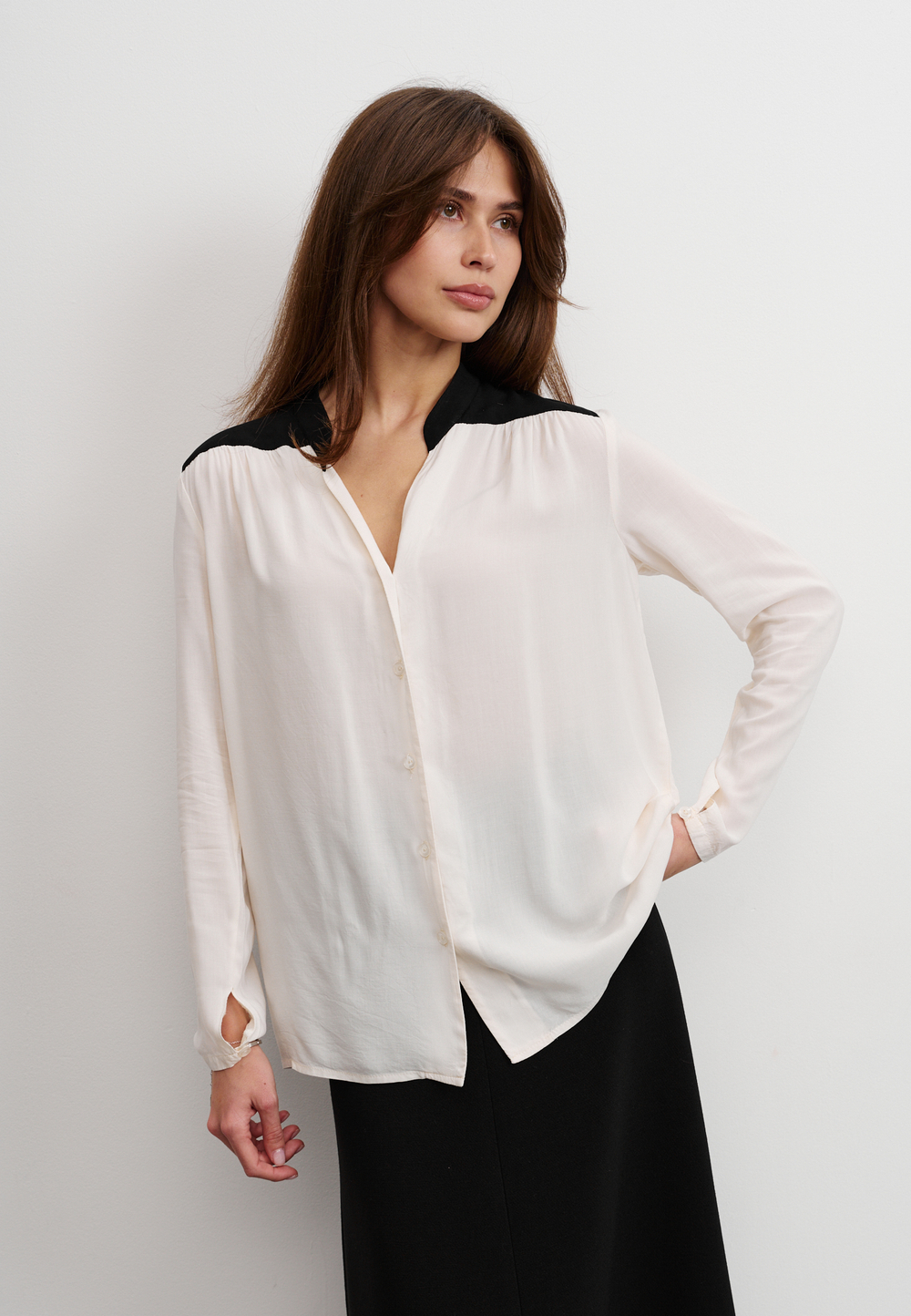 Блуза с черной планкой, молочная
