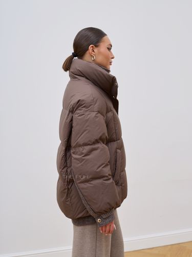 Короткий коричневый пуховик с шерстяными вставками