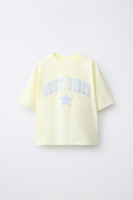 ZARA ФУТБОЛКА С НАШИВКОЙ В КЛЕТКУ ВИШИ, ЖЕЛТЫЙ