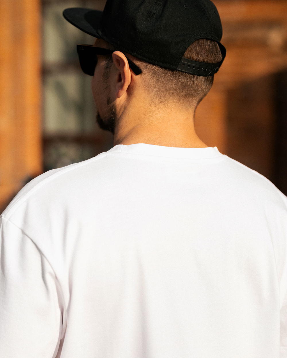 Футболка белая с лого на груди M