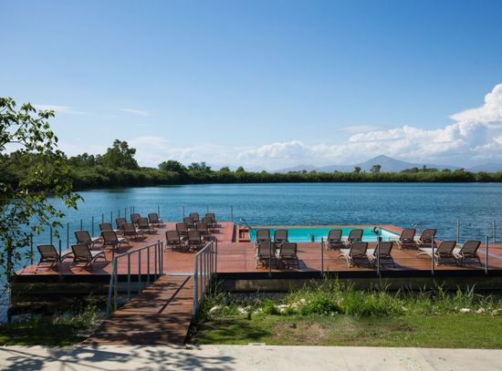 Шезлонг-лежак пластиковый Atlantico тортора/агава Nardi Италия