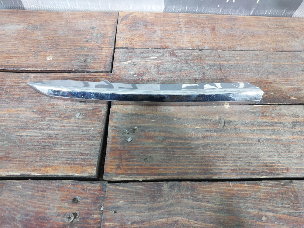 Молдинг переднего бампера правый LADA Vesta 22-нв Б/У Оригинал 8450040050