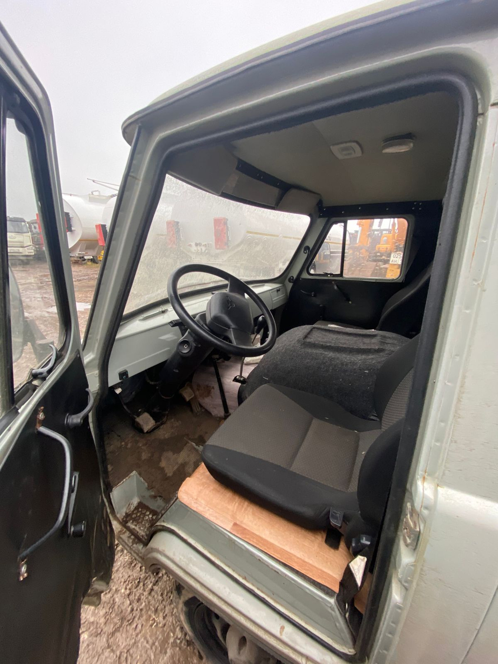 UAZ 3909* Бортовой 390945 (Тент, 4+1 мест, без ABS, Бензиновый, 2,7 л, 112 л.с.)