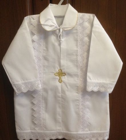 Крестильная рубашка прямого кроя.