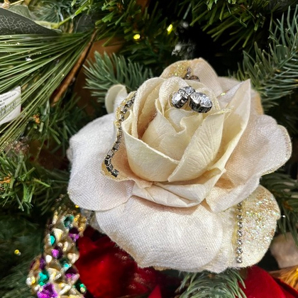 Роза кремовая на клипсе