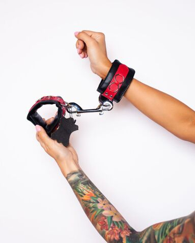 Черно-красные наручники Scandal из натуральной кожи со стальным соединителем (Цвет: черный)