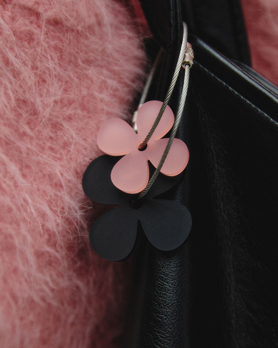 Большой брелок Flower Black