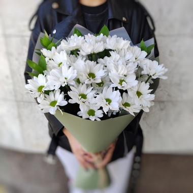 Букет из 5 кустовых хризантем сорта "KENNEDY WHITE" с рускусом