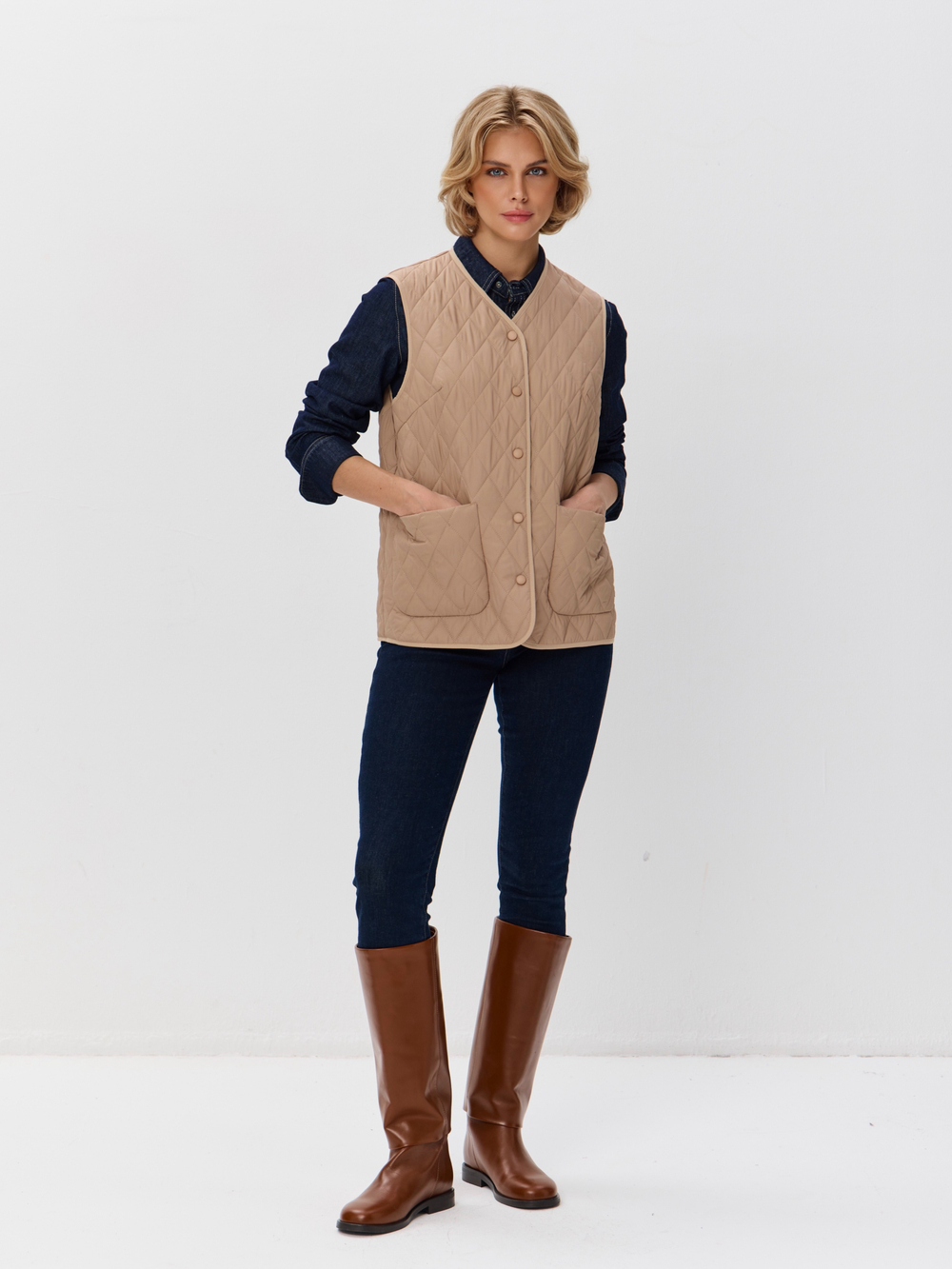 Легкий стеганый жилет с накладными карманами