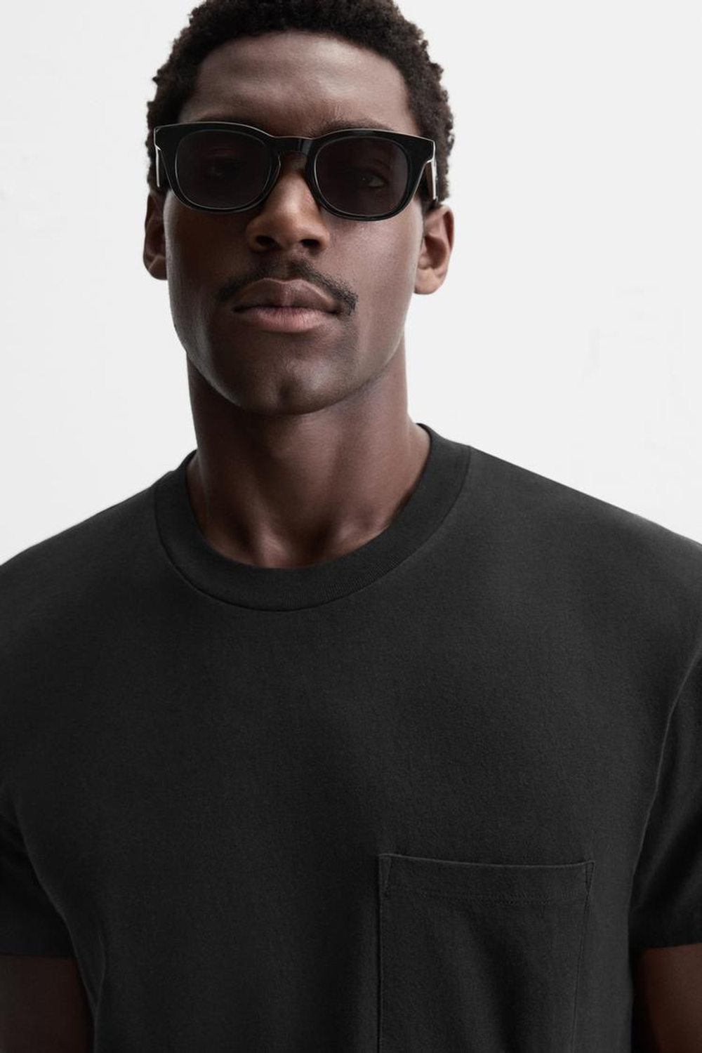 ZARA ФУТБОЛКА С КАРМАНОМ, ЧЕРНЫЙ