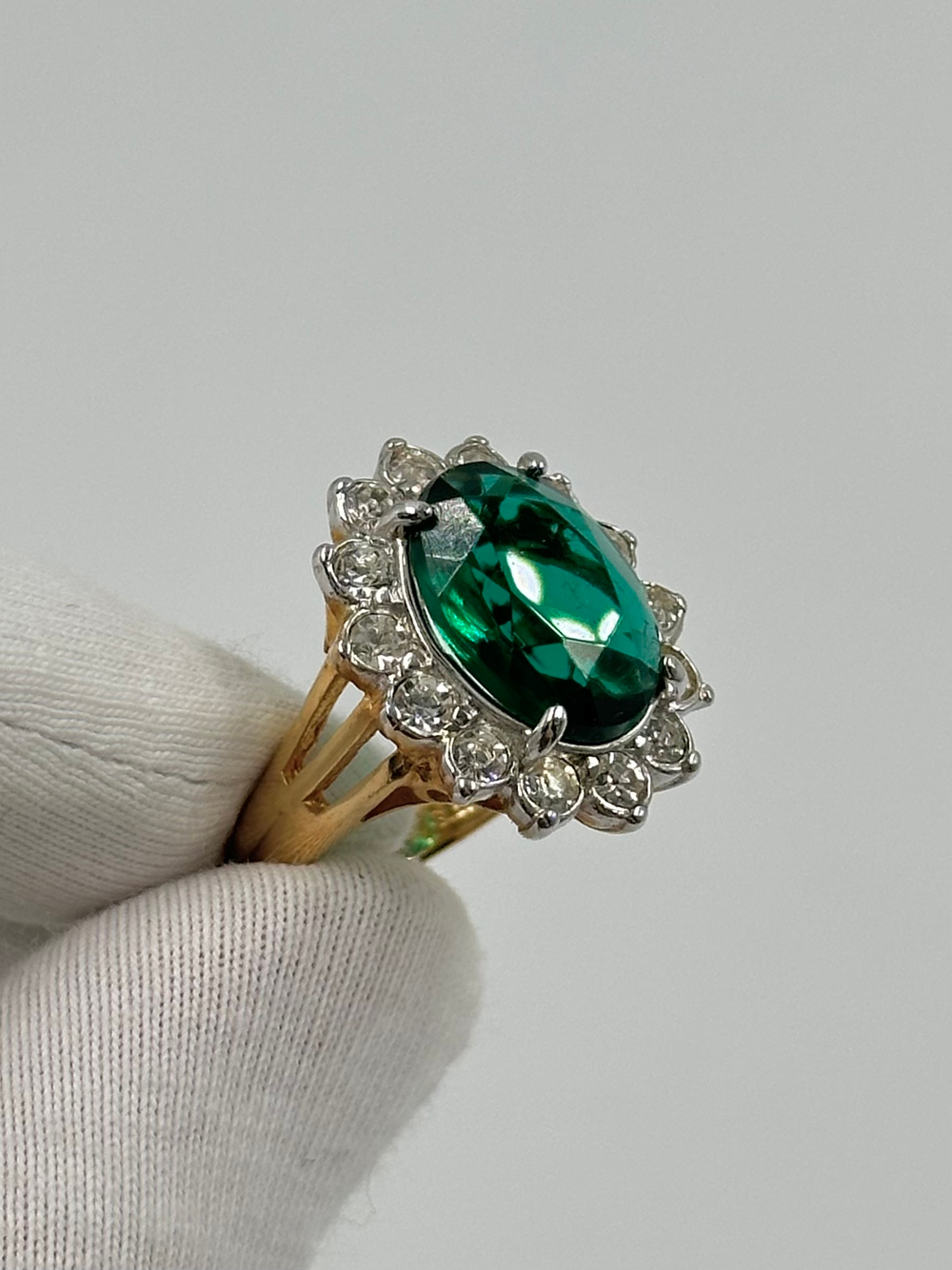 Кольцо с зелёным кристаллом