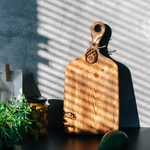 Доска разделочная из древесины сибирского кедра с гравировкой "Самые ценные вещи в жизни - совсем не вещи". RD77