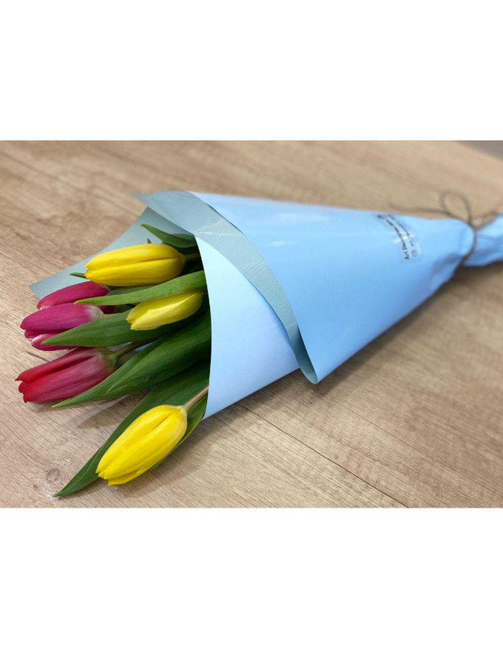 Букет из 7 жёлтых и красных тюльпанов