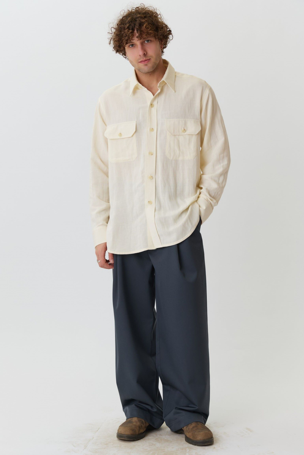 Объемная рубашка из льна молочного цвета