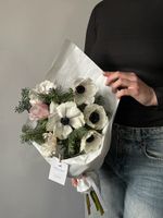 Букет из анемонов и хвои
