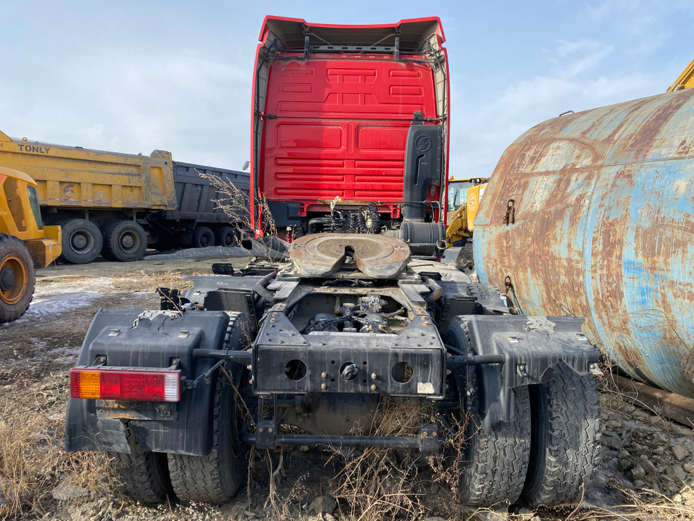 Shacman (Shaanxi) SX* 6x4 Седельный тягач SX42584V324 (Дизельный, 11,6 л, 423 л.с., МТ)