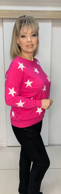 Тонкий джемпер с белыми звездами.