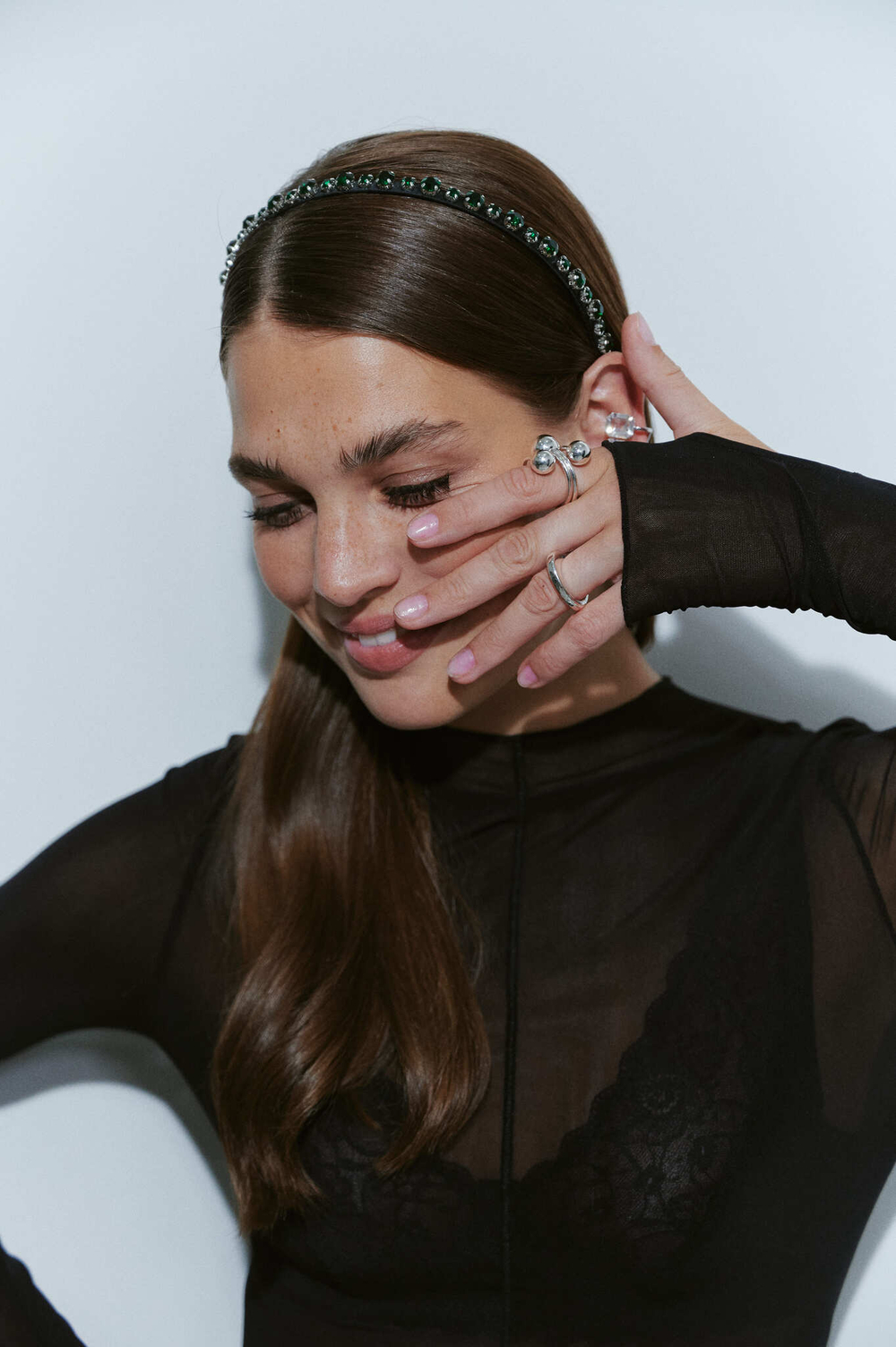 Тонкий ободок с зелеными камнями