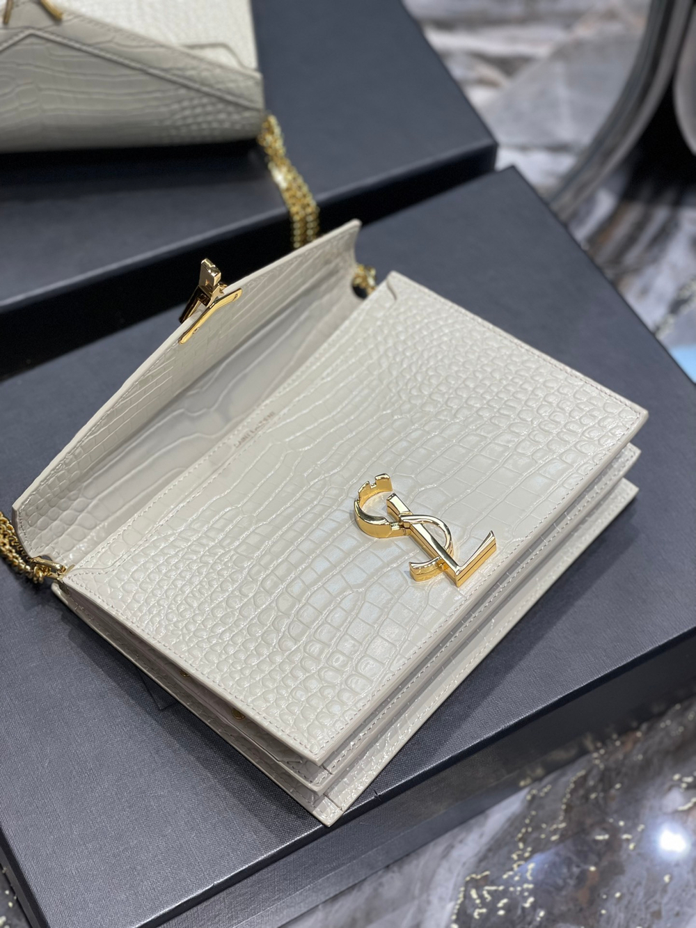 YSL Cassandra Medium 22 cm
