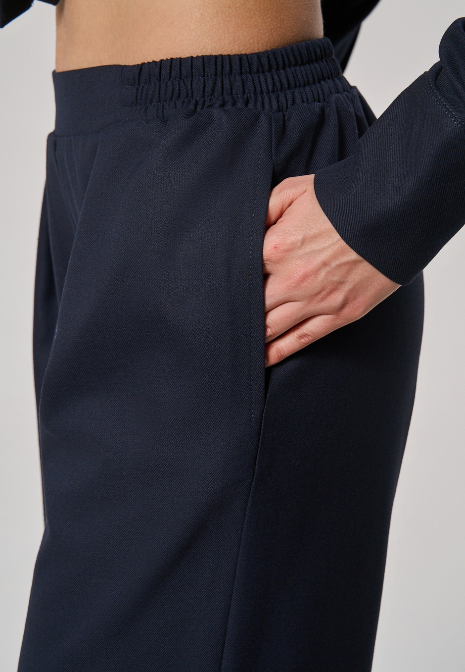 Брюки с поясом на резинке синие