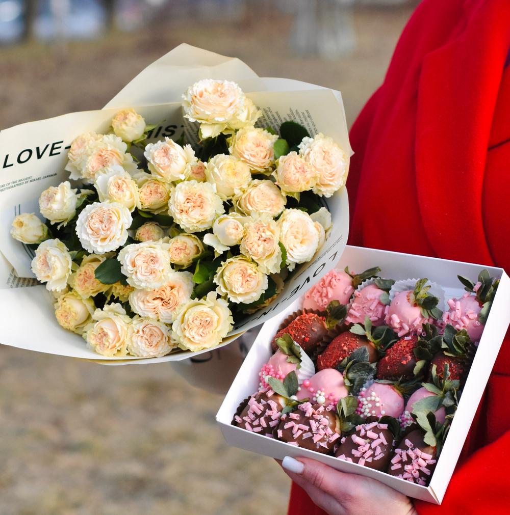 Букет из кустовых пионовидных роз «Ваниль» 7 шт и клубника в шоколаде