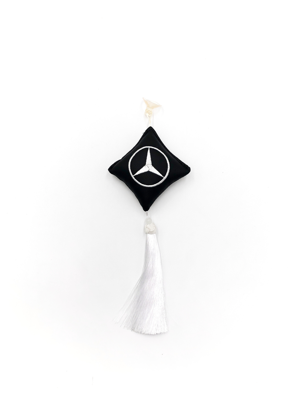 Ромб объемный на присоске MERCEDES (экокожа, черный, белая вышивка, кисть)