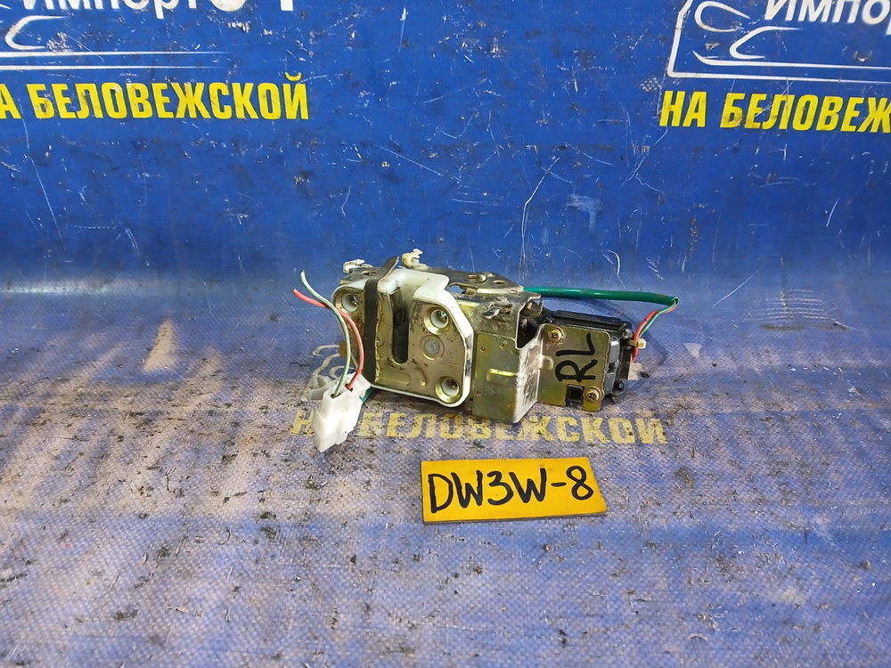 Замок двери задней левой MAZDA DEMIO 1998