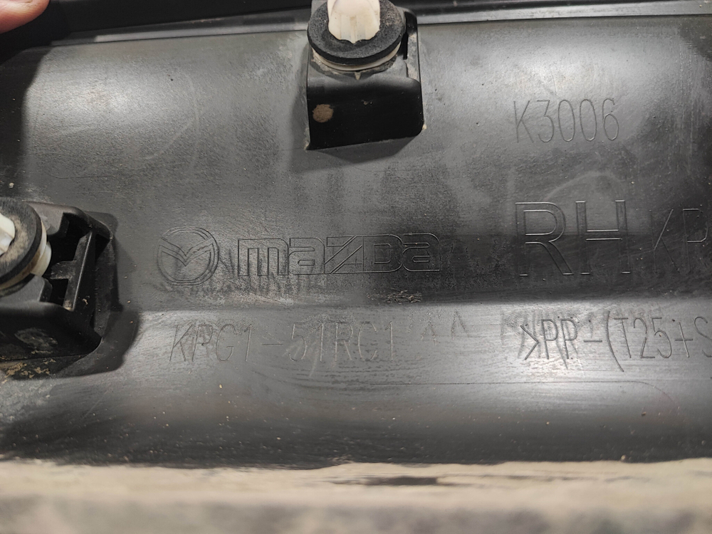 Накладка двери задней правой Mazda CX-5 2 (KF) 21-нв Б/У Оригинал KPG151RC1