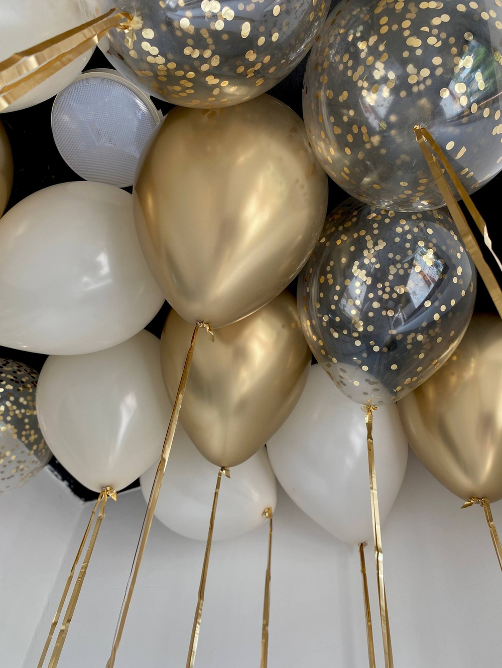 Воздушные шары под потолок с дождиком золото/белый песок №3384