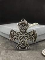 Цепочка с кельтским крестом и символами Вегвизир и Триглав