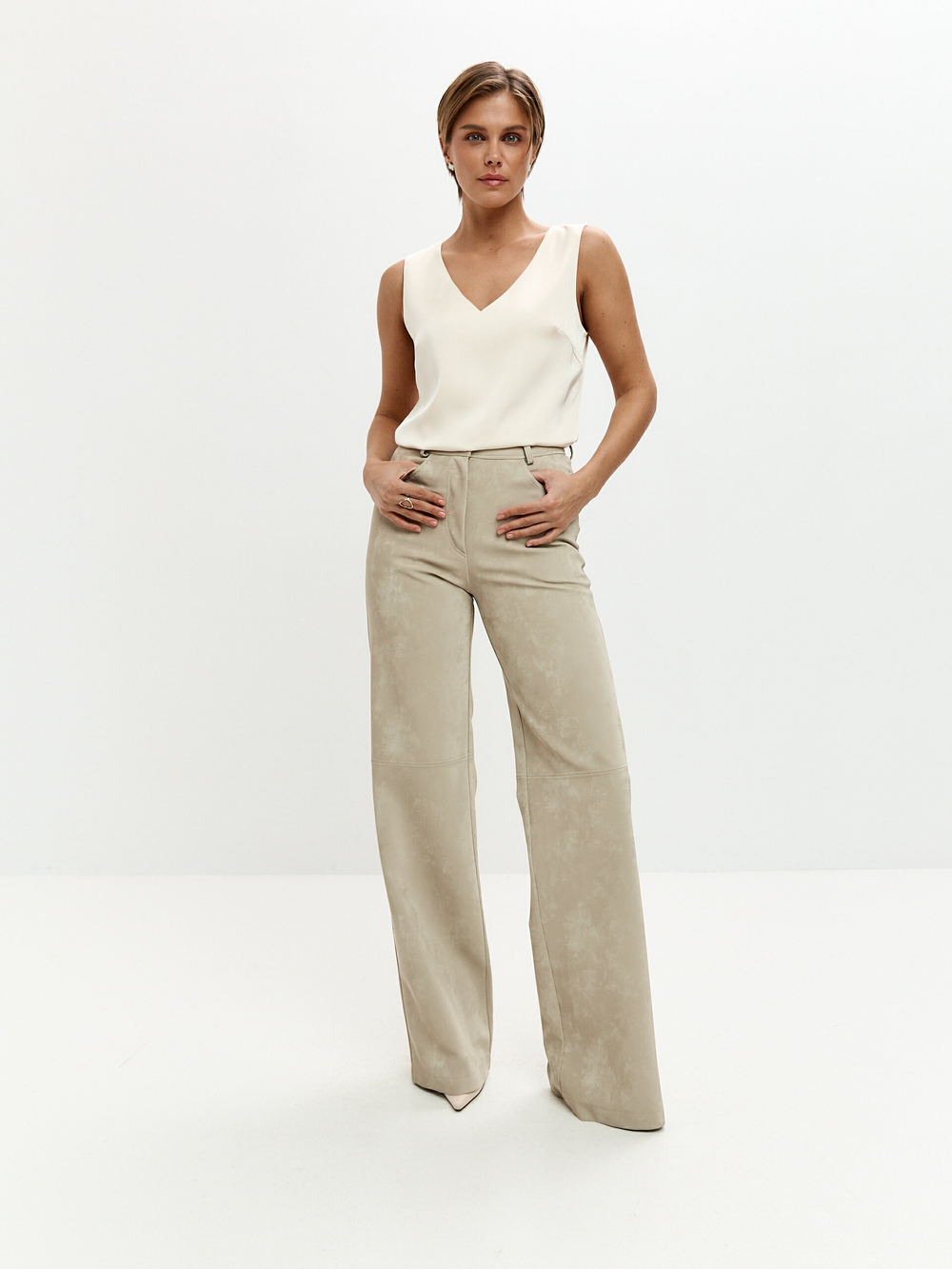 Брюки Боуи из экокожи в оттенке миндаля