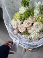 Букет сборный из кустовых пионовидных роз, диантусов, амми, дельфиниума и вибурнума