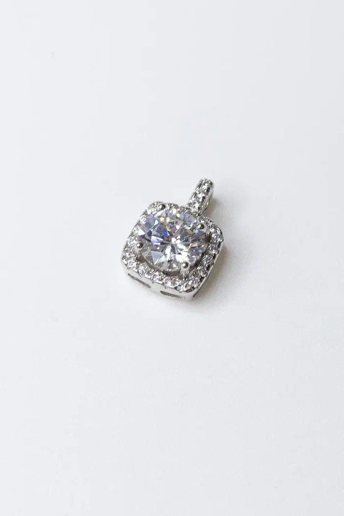 Кулон со вставками камней